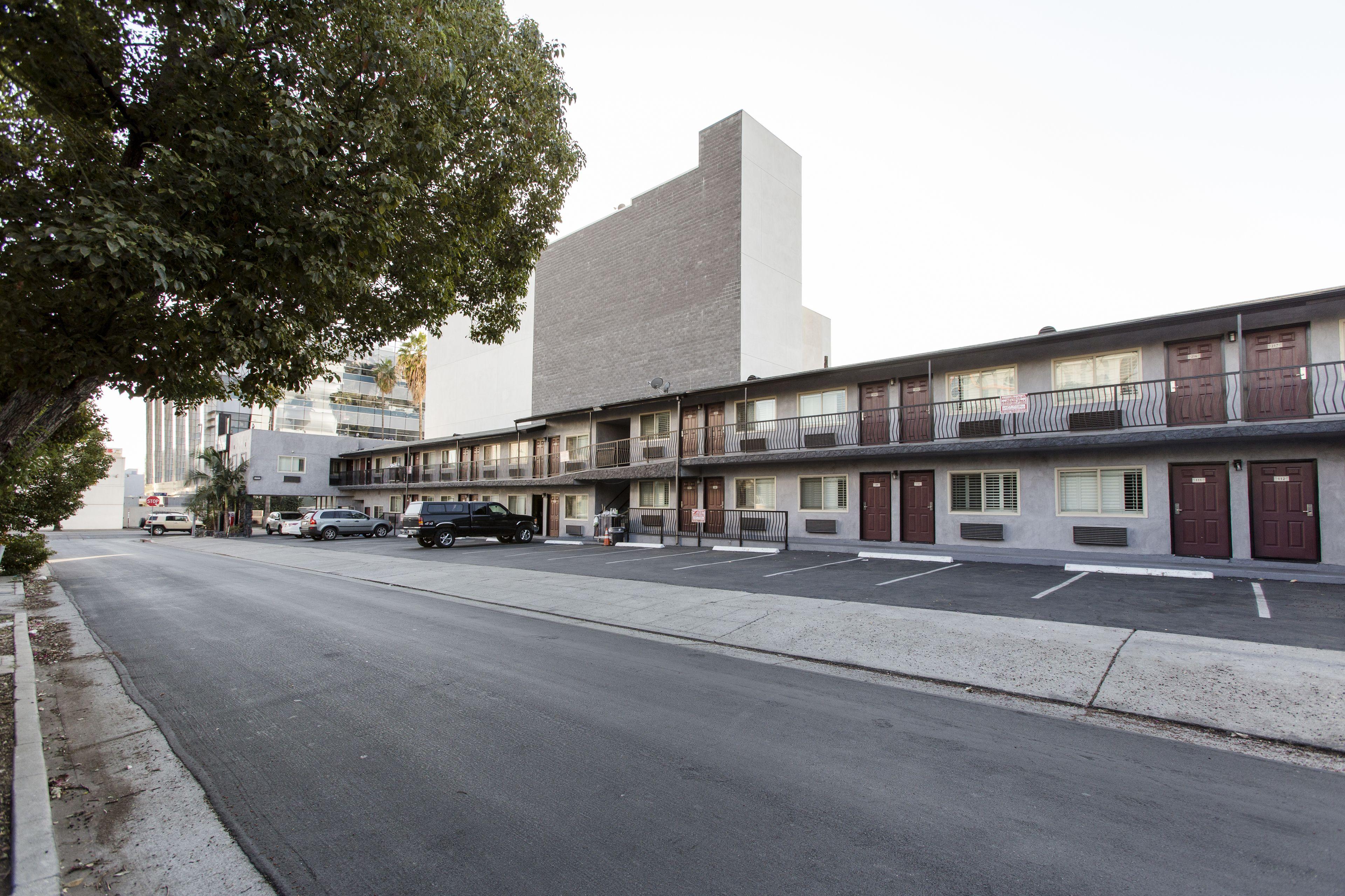 Hollywood Palms Inns & Suites — Photos 2